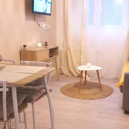 Studio Cocooning Avec Parking Et Espace Vert Collectif דירה